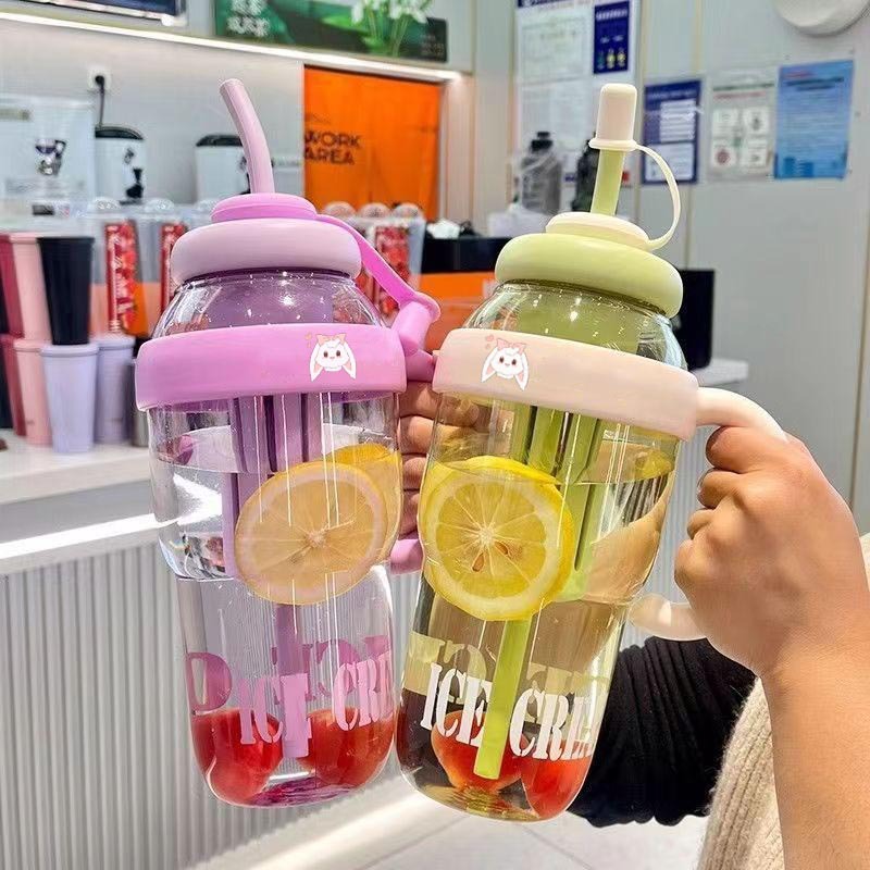 Korean version simple large-capacity plastic straw cup, portable sports water cup for adults, boys and girls, and students, creative and casual cup Application Scenario