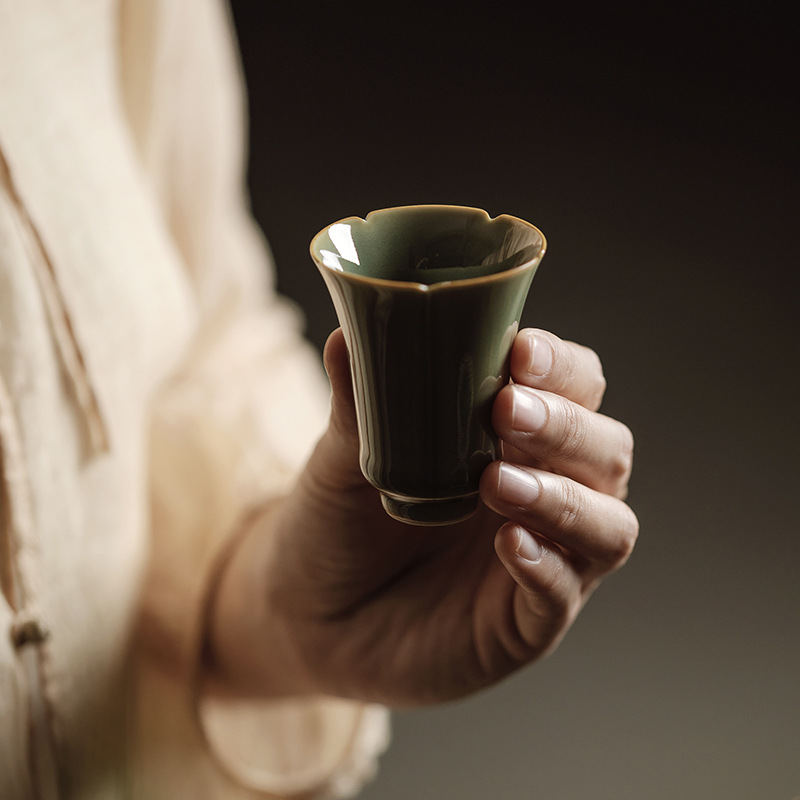 Beam Carving Yue Kiln Longquan Plum Celadon Pleasant Heart Flower Mouth Gather Fragrance Cup Smell Cup Kung Fu Tea Tea Cup Taste Sample Tea Cup Application Scenario