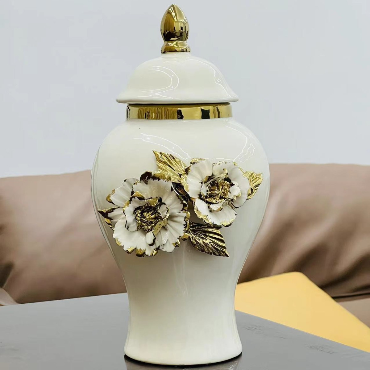 New ceramic electroplated decal golden general jar, European-style flower arrangement vase, handicraft display item, decorative storage jar Application Scenario
