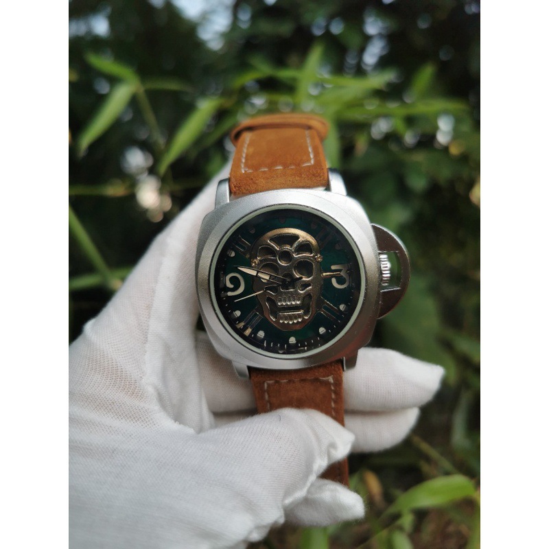 Manufacturers direct foreign trade hot skull fashion vintage frosted strap men's watch manufacturers clearance