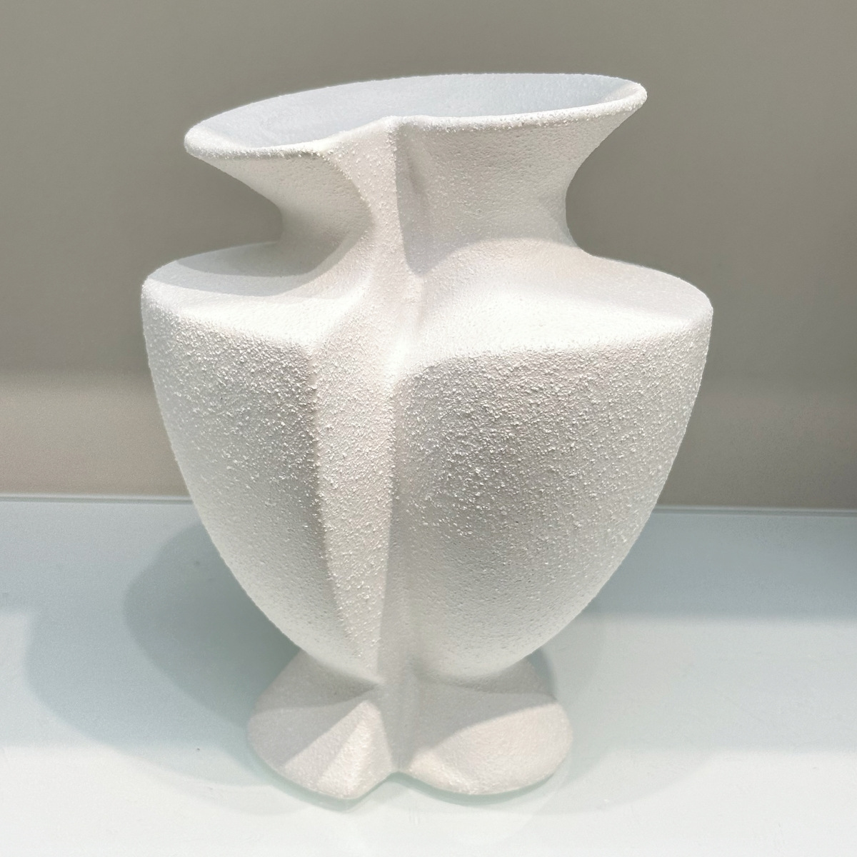 Nordic light luxury white plain vase, Ins-style creative flower arrangement and decorative piece, simple European style Application Scenario