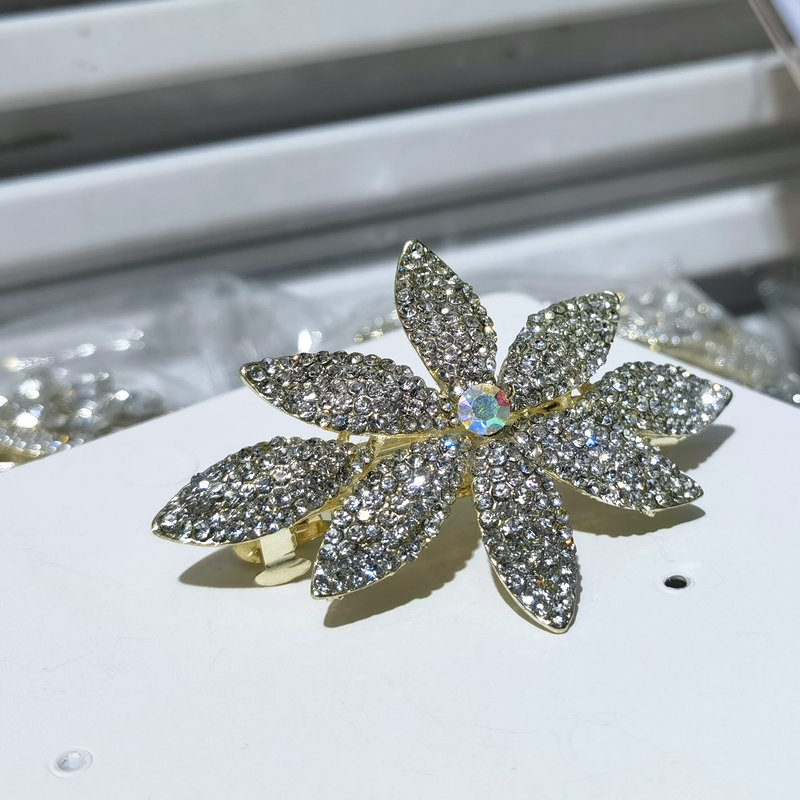 The new white diamond hair clips are fashionable and versatile. The 6-centimeter side clips are elegant and luxurious. The full diamond clips offer a variety of hair accessories in an ins style Application Scenario