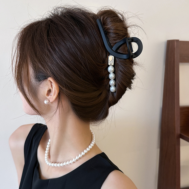 Vintage Korean Frosted Hair Clip Women's Back Of The Head Feel Large Grab Clip Women's 2023 New Updo Shark Clip Application Scenario