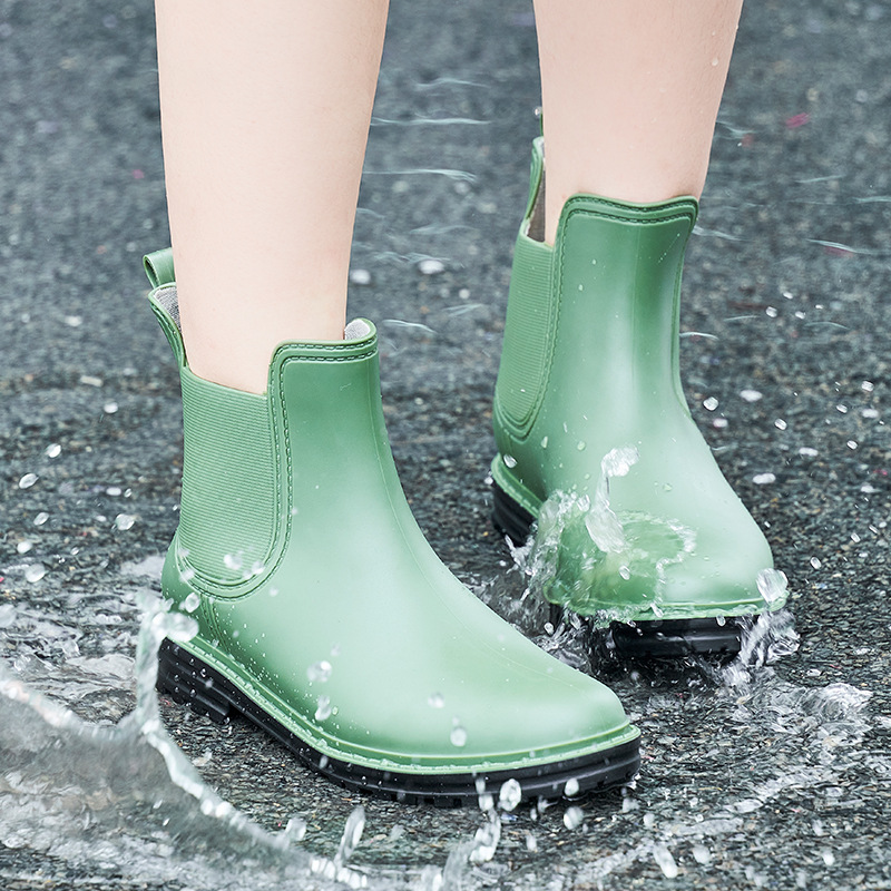 女式雨鞋实物图