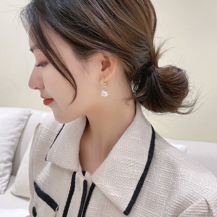 Tiktok With A Multi Wear Temperament Pearl Diamond Earrings Detachable Lady Beautiful Personality Stud Earrings Wholesale Application Scenario