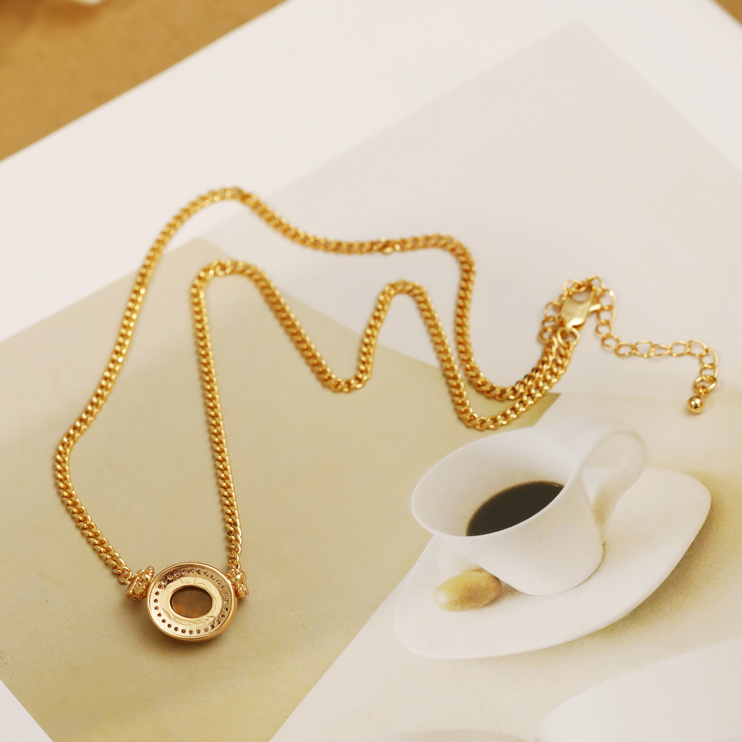 Hyacinth Meirad-style tiger's eye pendant, retro Hong Kong style, fashionable, individual, elegant and high-end sweater chain necklace, collarbone chain Application Scenario
