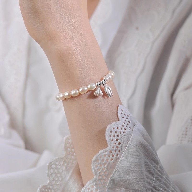 New lotus bracelet female fashion simple boudoir pearl bracelet niche sense retro retractable hand skewer Tiktok wholesale Application Scenario