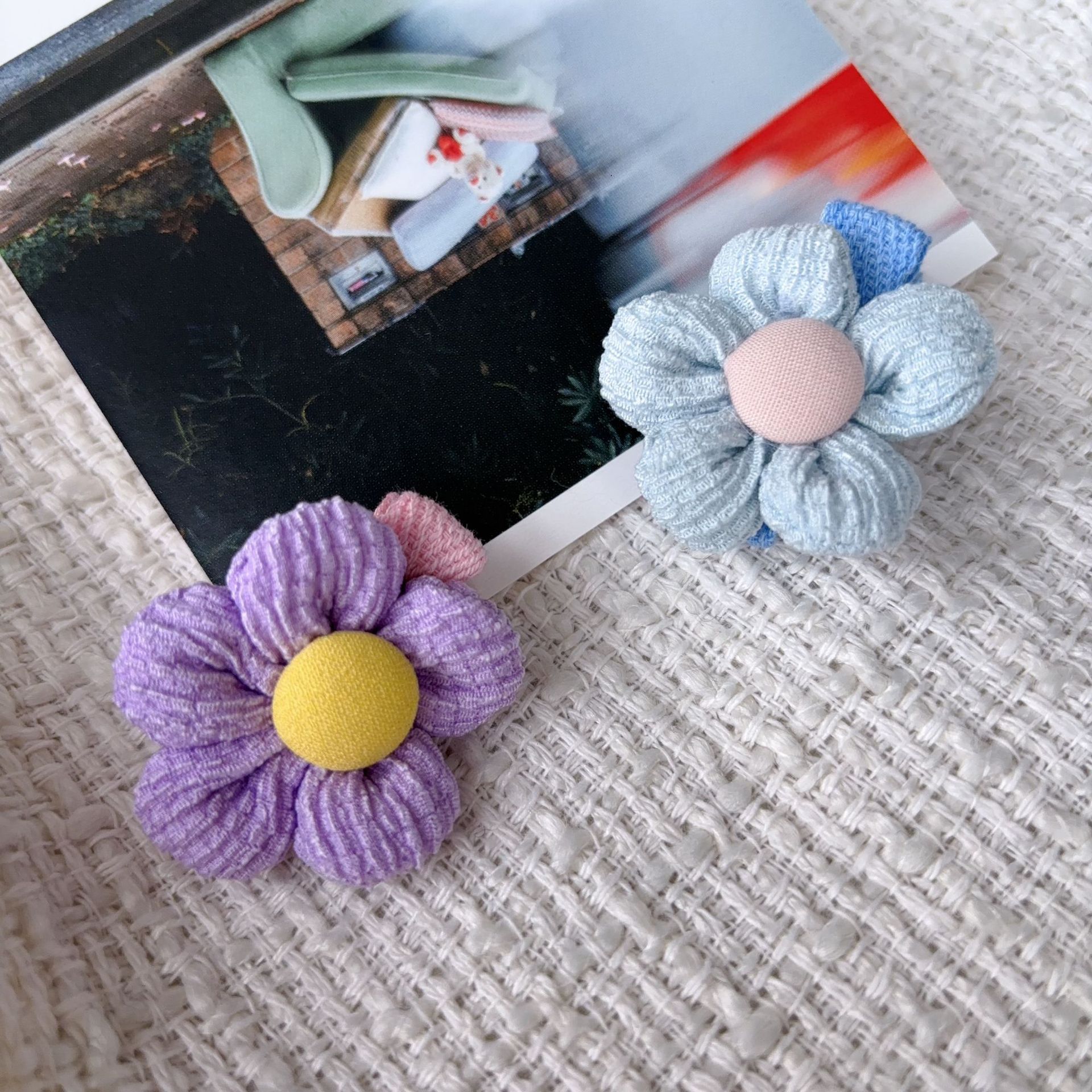 The new Korean version of the girl's pleated fabric five-petal flower headwear is fresh and cute, with colorful flower bangs and hair clips Specification image