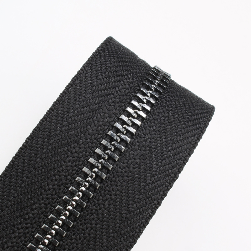 Metal zipper No. 3#, No. 4#, No. 5#, closed tail, brass spring head pull lock, clothing, dress pants, jeans zipper Application Scenario