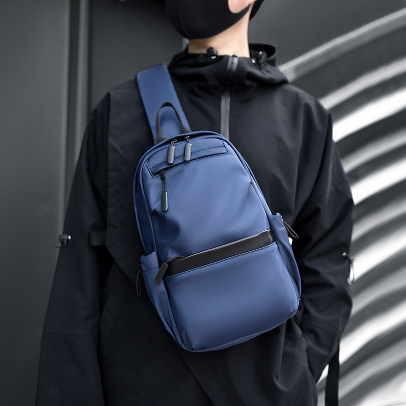 男士胸包实物图