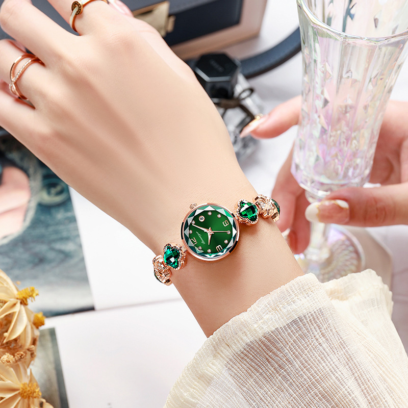 The new Four-leaf Clover women's bracelet watch with a small dial, a niche and light luxury calendar, is waterproof and a luxurious bestseller for women details Picture