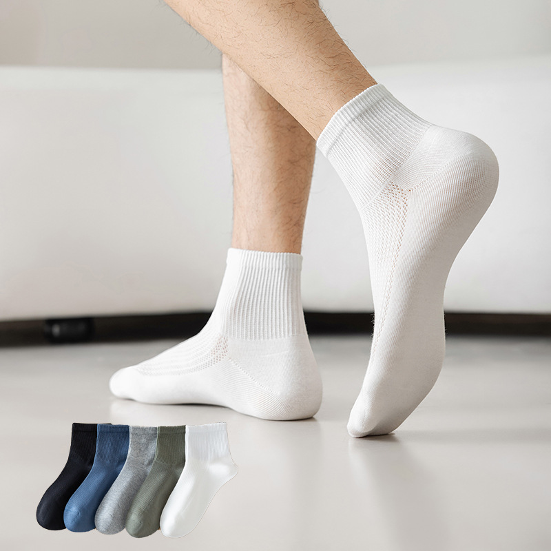 Solid-color cotton socks for men, spring and summer, mesh breathable, simple sports socks, comfortable combed cotton, versatile men's mid-calf Application Scenario