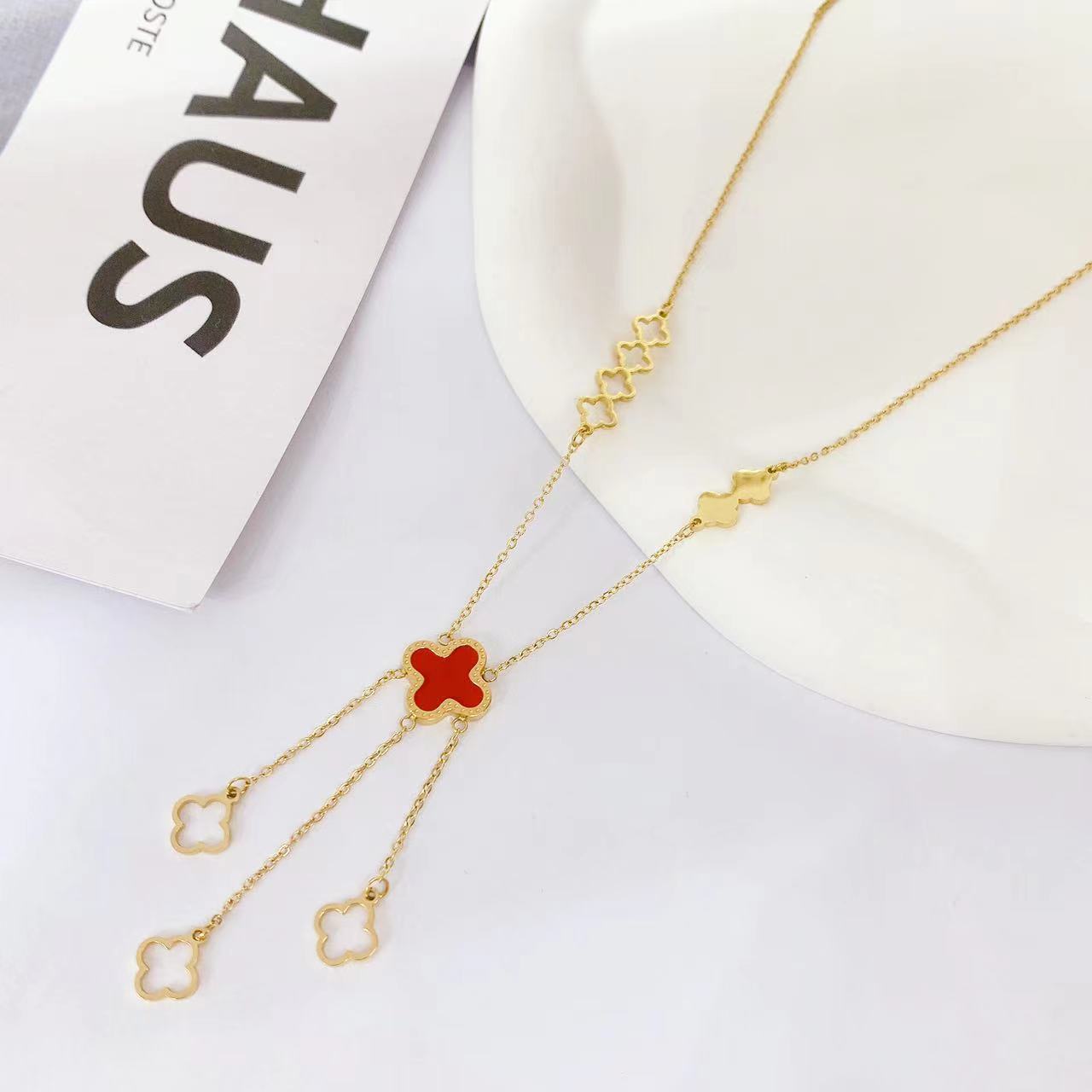 Four-Leaf Clover Necklace Female Niche Design Sense Of Light Luxury New Lucky Grass Fringe Necklace Collarbone Chain Application Scenario