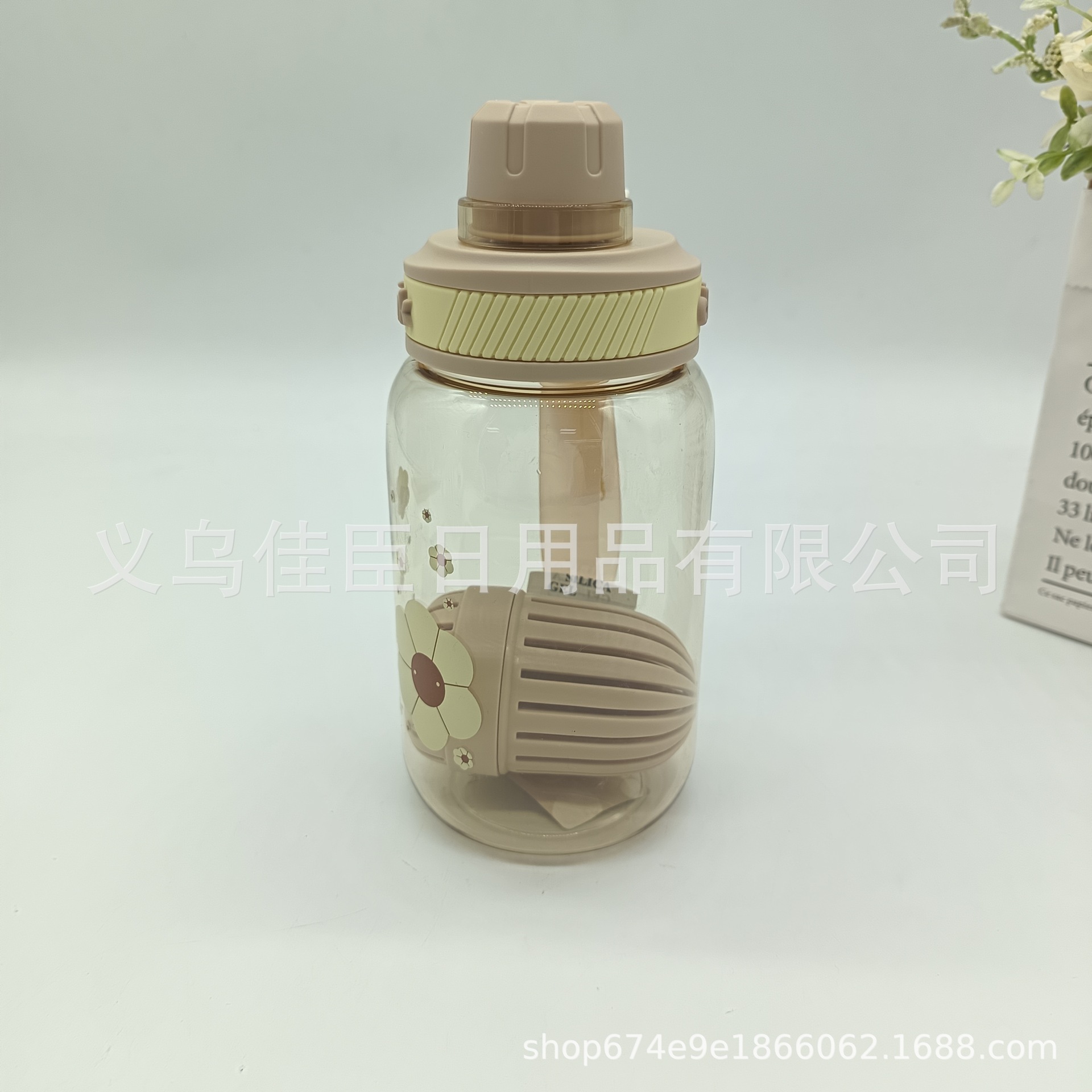 Summer simple and stylish straw cups for wholesale trade, large-capacity outdoor fitness water bottles, high appearance level and portability Application Scenario