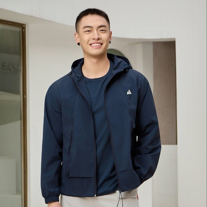 26 Summer New UPF50+ breathable and lightweight sun-protective jacket, men's outdoor UV-resistant top, casual and versatile coat details Picture