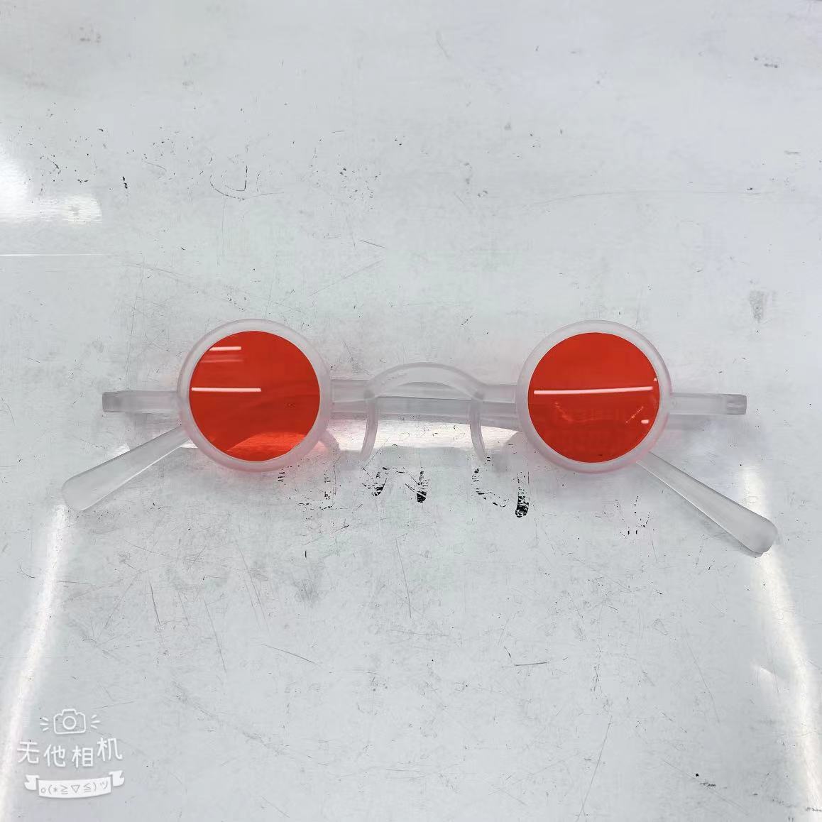 Super small European and American retro funny prince glasses, small frame round sunglasses for men and women, personalized and versatile trendy sunglasses Application Scenario