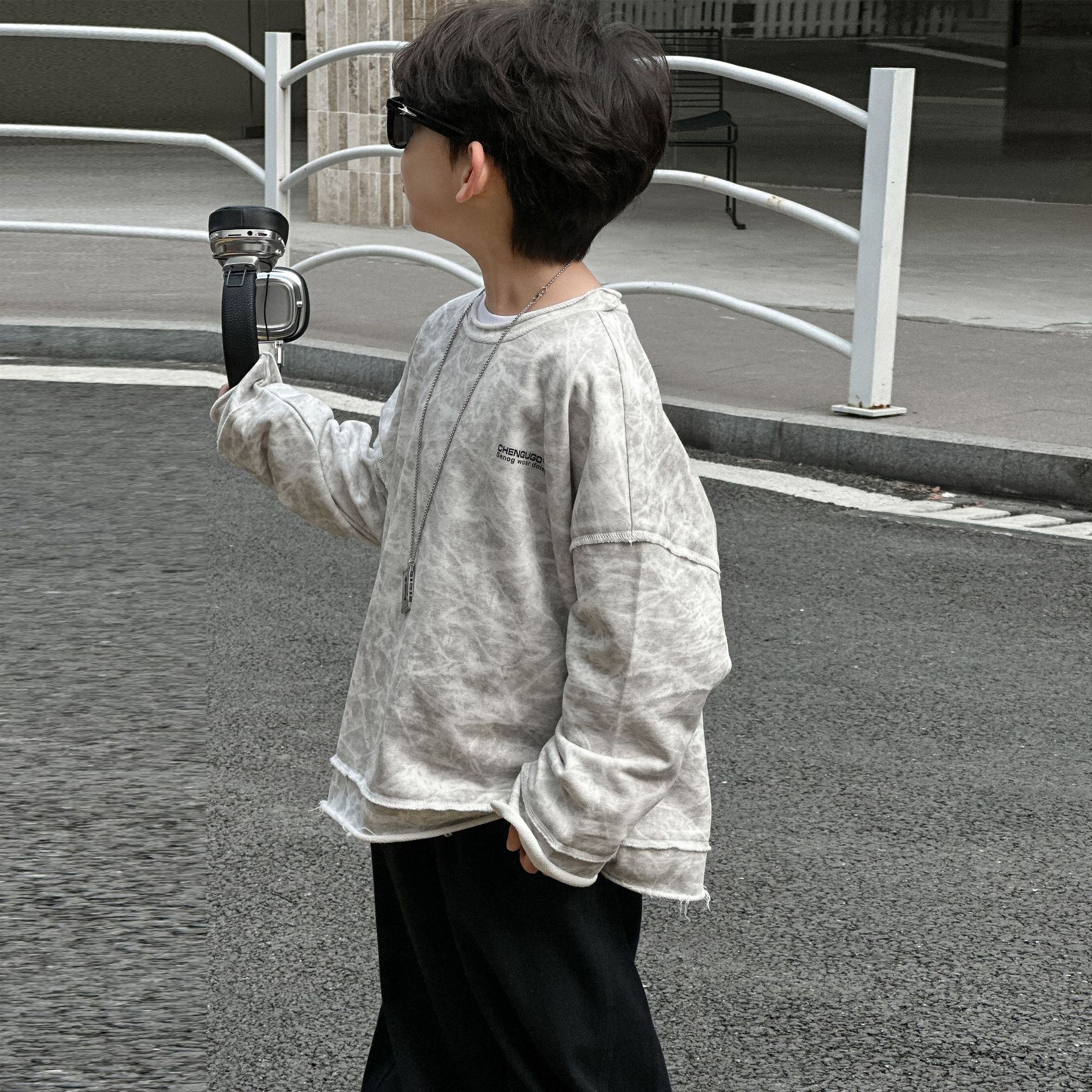 A new Korean-style hoodie for boys in spring 2025, a versatile and casual top for children, a loose round-neck pullover for kids Specification image