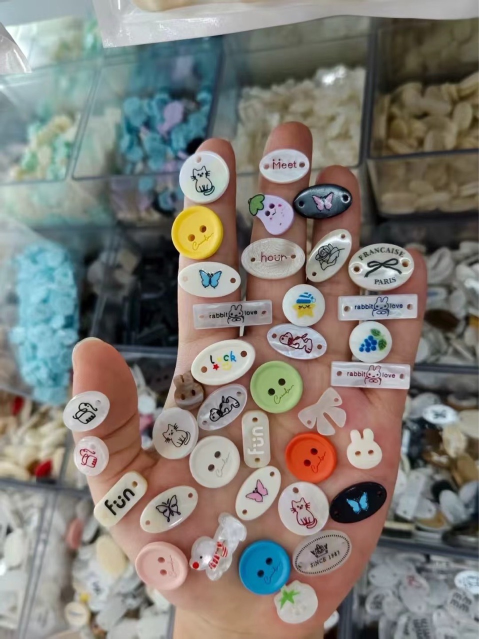 Resin imitation shell clothing label decorative buckle, cute cartoon letter pearlescent buckle, shirt sweater, dress, hat accessories Application Scenario