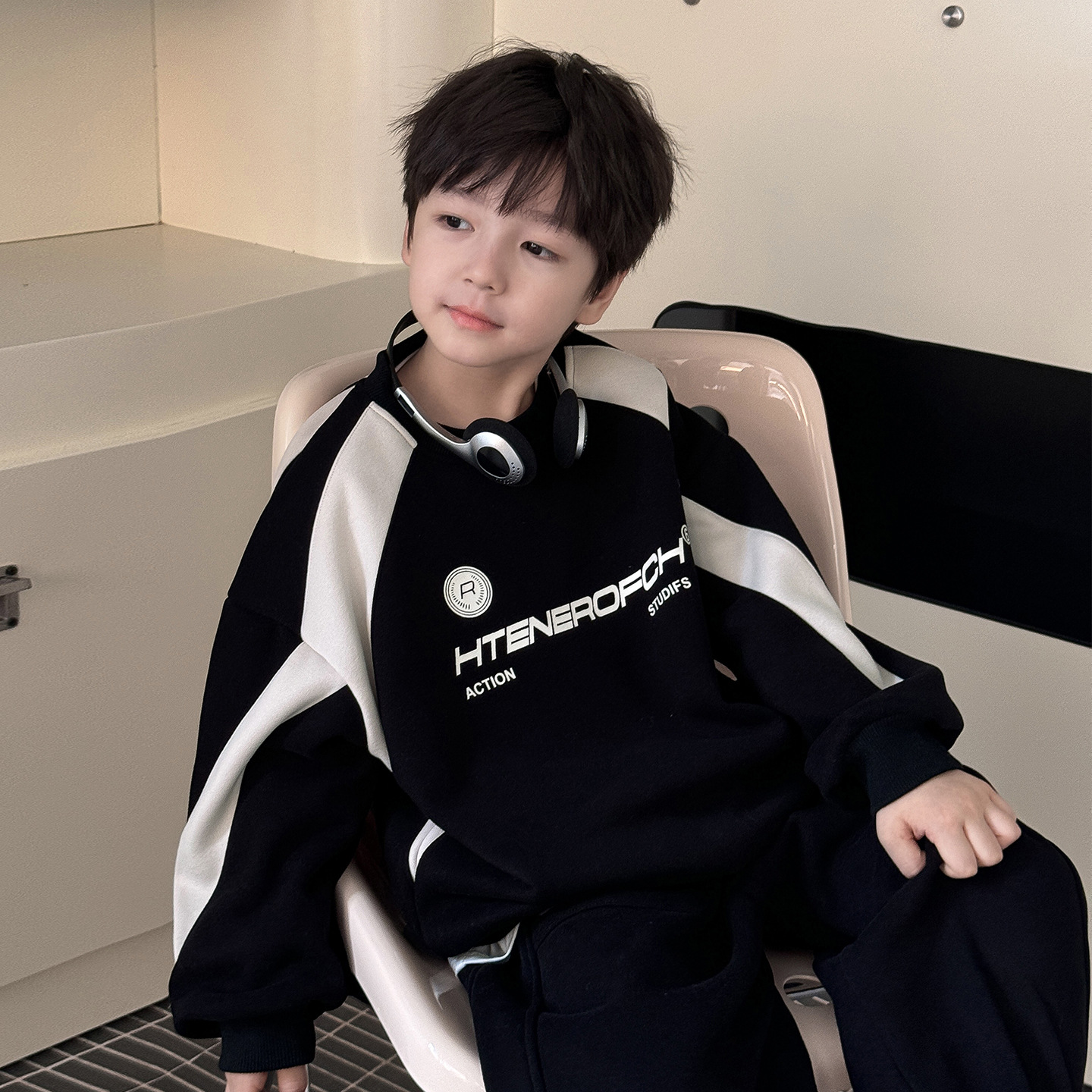 Tongku 2024 Winter Collection of Huzhou Zhili Children's Clothing: American-style printed color-blocked one-piece fleece thickened boys' sweatshirt trend details Picture