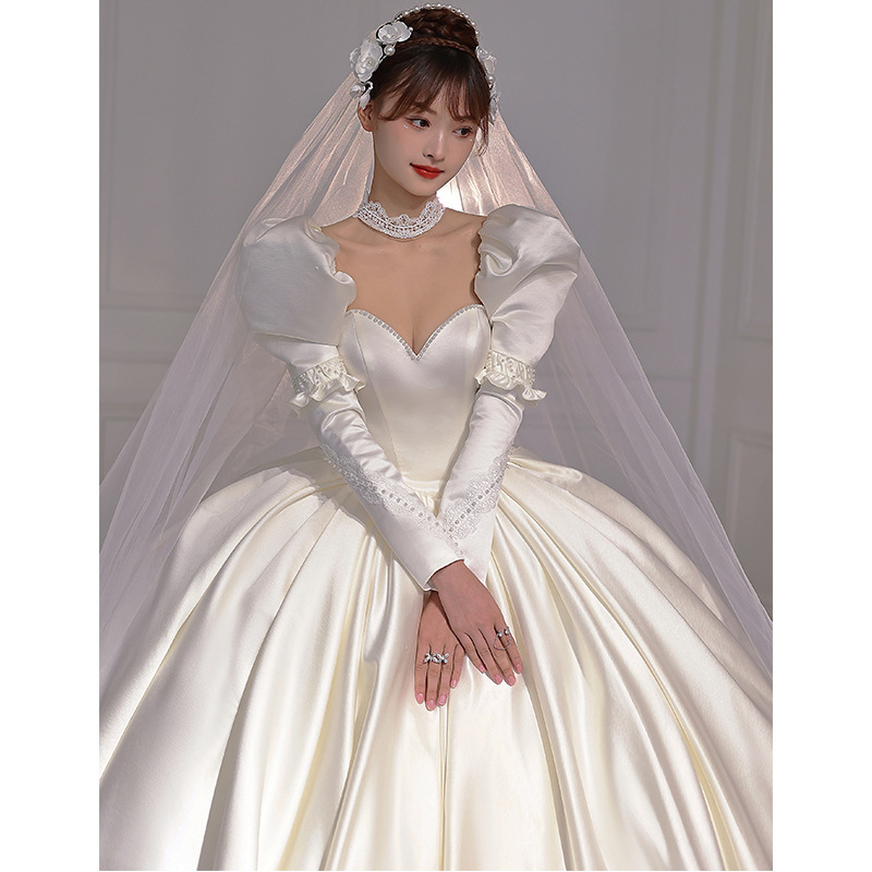 长袖主婚纱缎面复古新娘2022年冬季新款大拖尾女出门纱法式轻婚纱