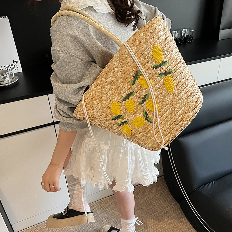 2025 New straw woven bag for women, versatile shoulder bag, high-end commuting tote bag, lemon embroidery woven bag Application Scenario