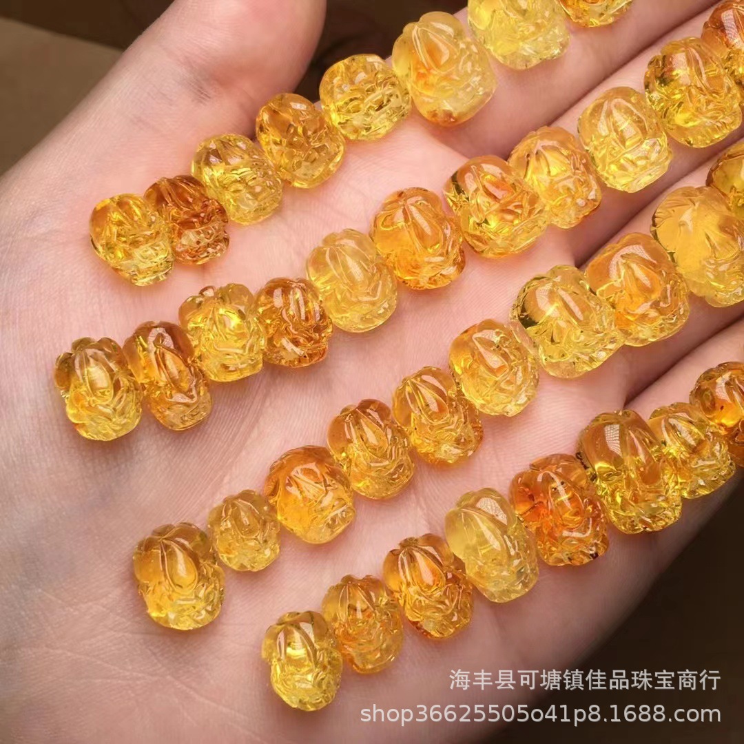 Natural Amber Wax Mini Pixiu Wax Rich Chicken Oil Yellow Carving Three-Dimensional Shape Full Factory Direct Sales Application Scenario