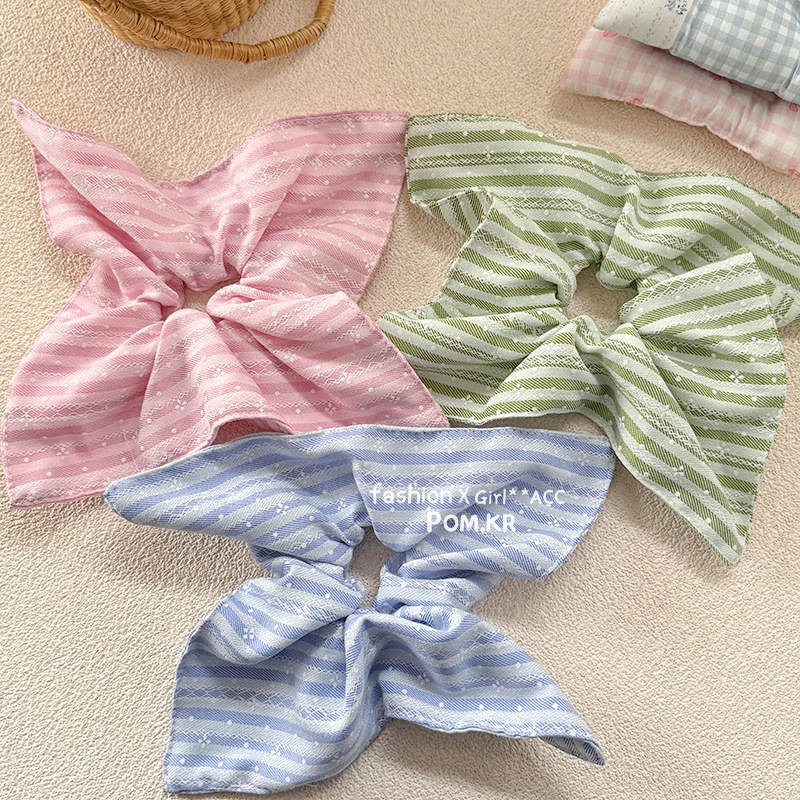 A new Korean-style lace striped hair band with a girlish look, high-elastic hair tie, and a large intestine square scarf clip for the back of the head Application Scenario