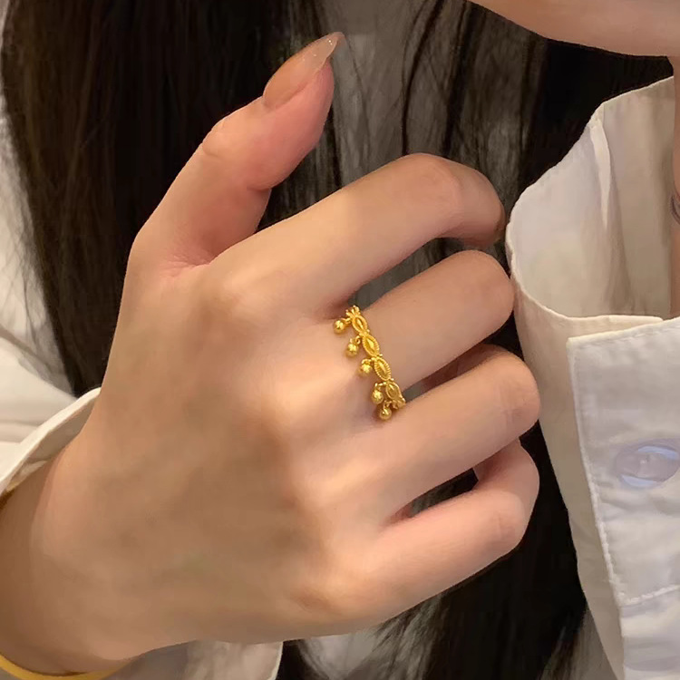 The same style of Xiaohongshu's sand-gold ring with small round beads and tassels, a trendy and fashionable index finger ring, is a perfect gift for your best friend Application Scenario