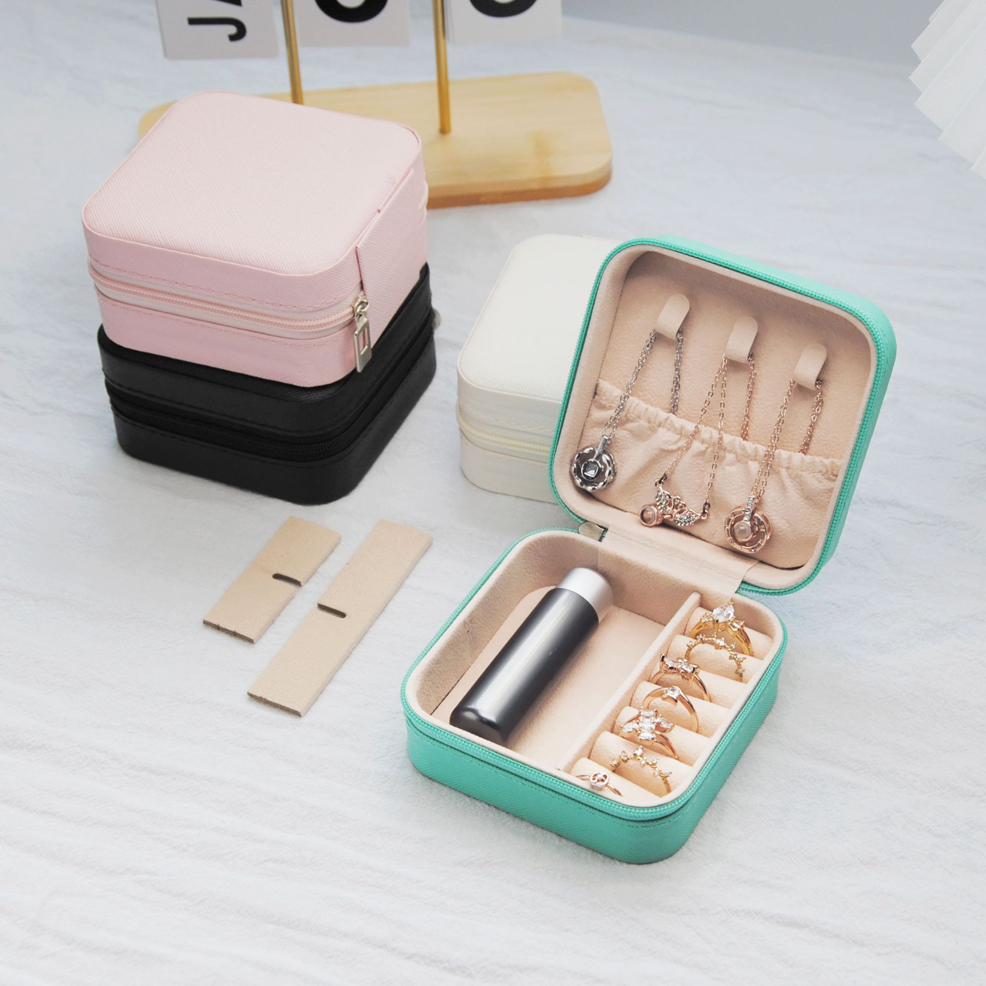 Cross-border jewelry storage box, simple and ins portable accessory storage, stud, necklace, ring, small jewelry box in stock Application Scenario