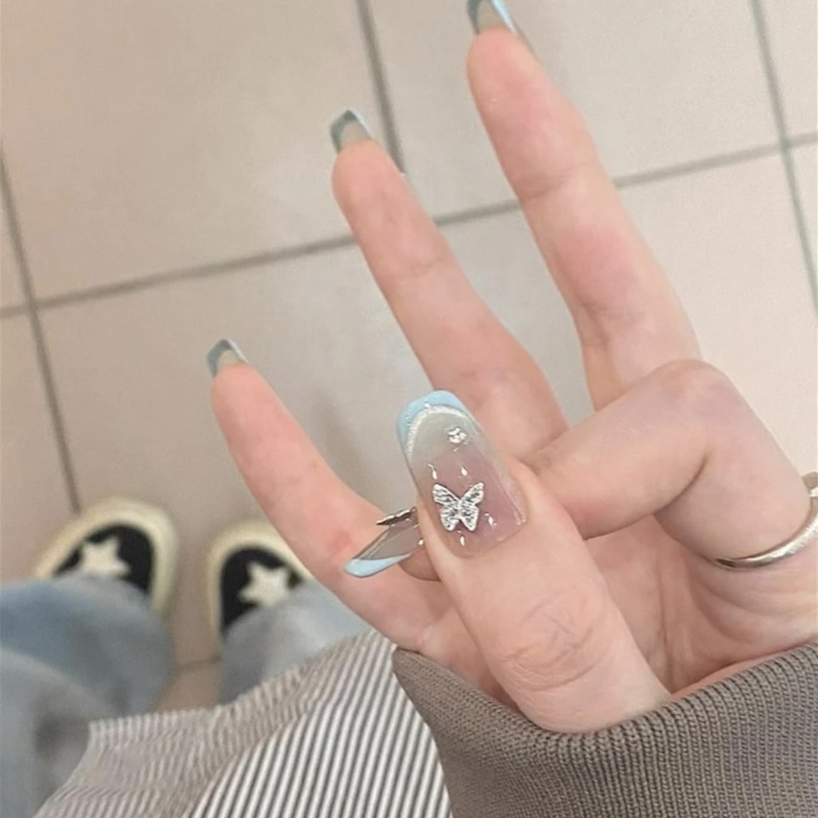 Bing Xin Yu Di's blue French butterfly mint amber studded with diamonds, pure Desire cat's eyes to show white, pure handcrafted wearing armor details Picture