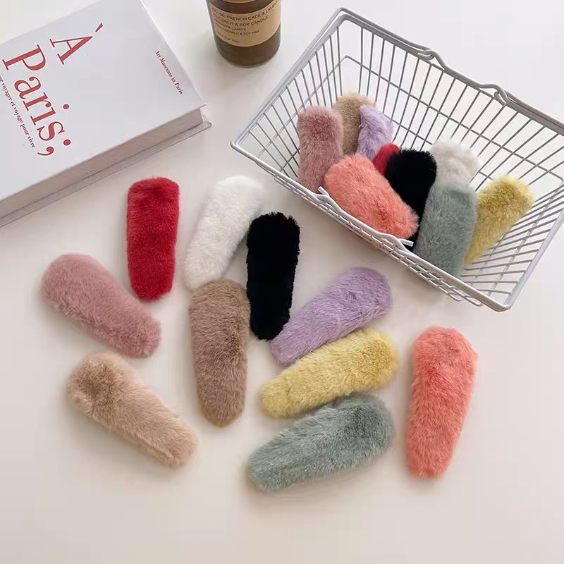 The plush hairpin imitating rabbit fur is cute. It's a new autumn and winter style with a fringe by the sea. It's simple and versatile. The bb hairpin is a colorful headpiece for women