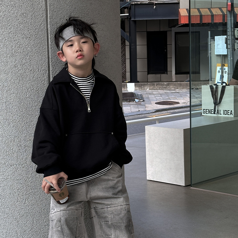 Yihong Clothing's boys' hoodies and children's wear for the autumn of 2024. The children's zipper puller polo style top is casual, simple and trendy Application Scenario