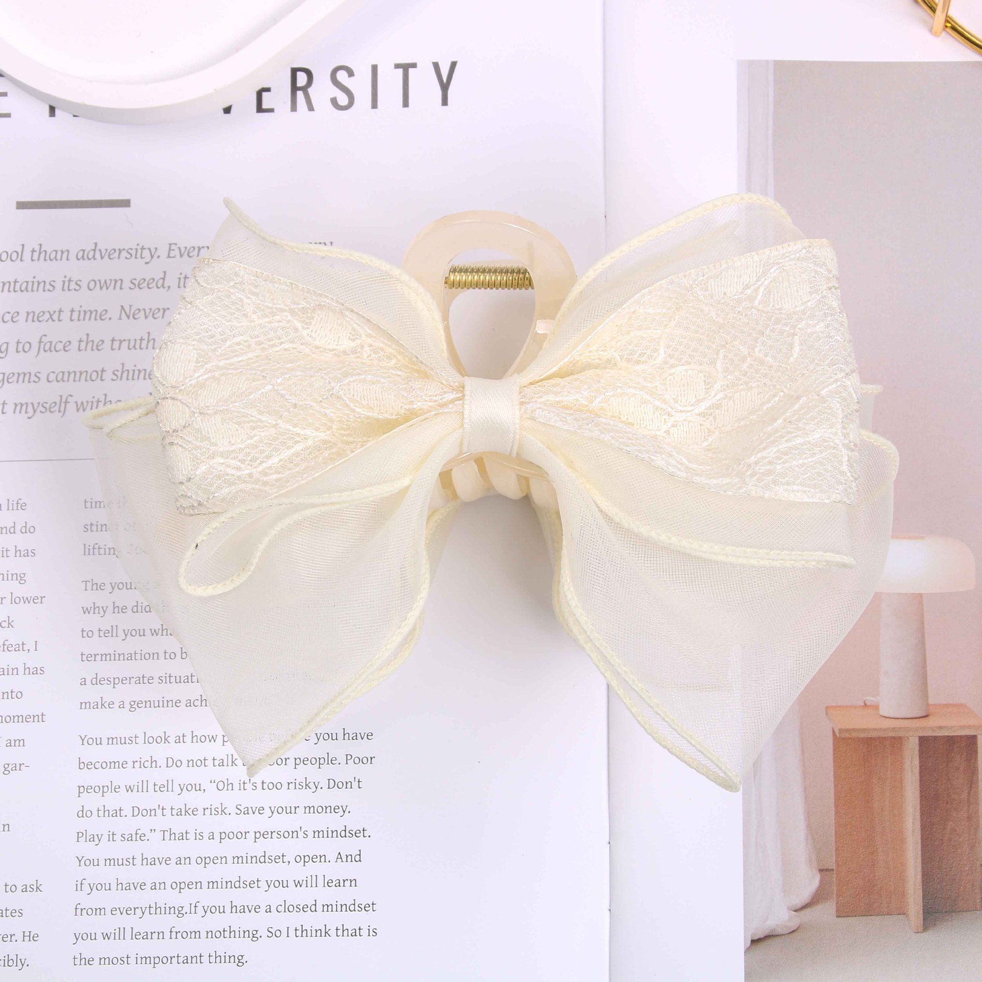 The Korean-style mesh double-layer bow clip has a high-end feel and good quality. It's a large size with plenty of hair. It's a hair clip for girls on the back of their heads Specification image