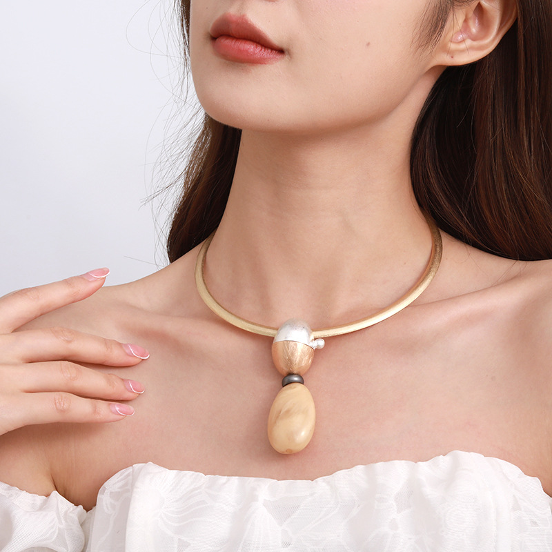 Amazon Cross-border exclusive best-selling original, personalized and exquisite geometric alloy pendant, simple and versatile necklace for women Application Scenario