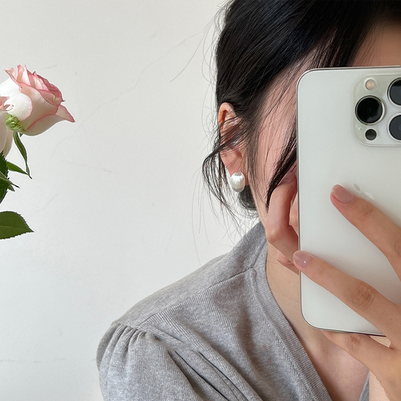 The 2023 new brushed matte teardrop ear buckle is a minimalist and versatile women's earpiece with a niche design and a high-end feel Item Picture