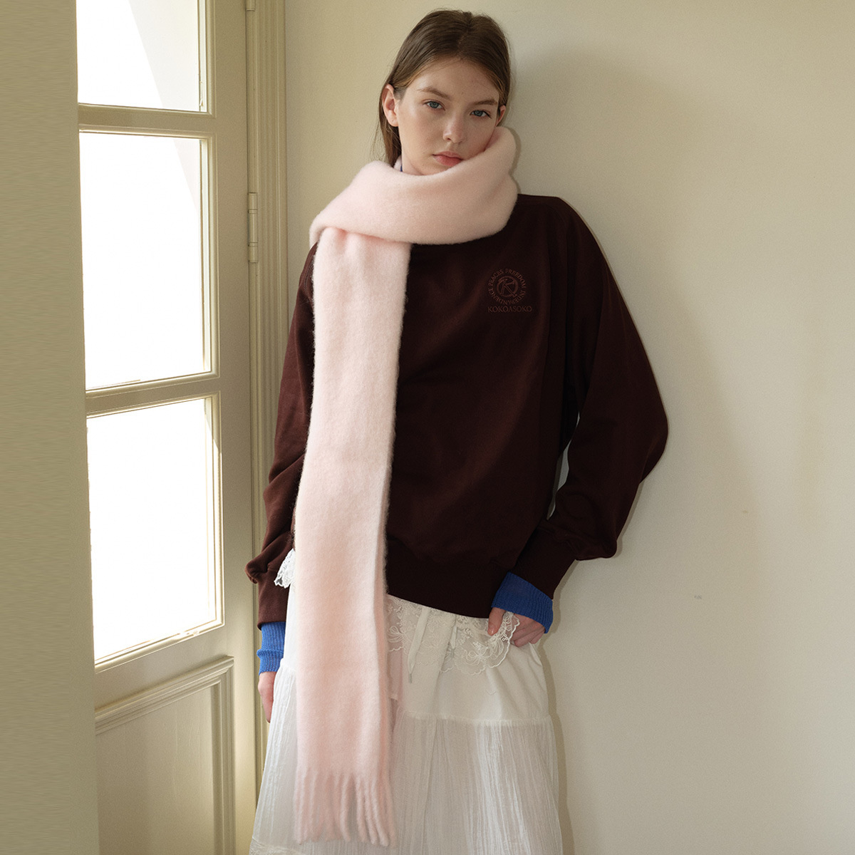 A homemade 57% wool blend, niche solid color fringed scarf for women in winter, paired with a soft Korean-style atmosphere scarf details Picture