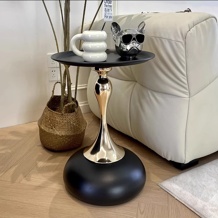 The coffee table, beside the sofa, a small, stylish Italian light luxury modern round table, a movable corner table, and a convenient bedside table