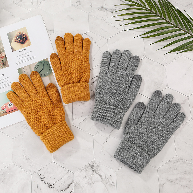 Manufacturers Wholesale Rice Grain Knitted Gloves For Men And Women Solid Color Riding Gloves Thick Windproof Warm Touch Screen Gloves For Students Application Scenario