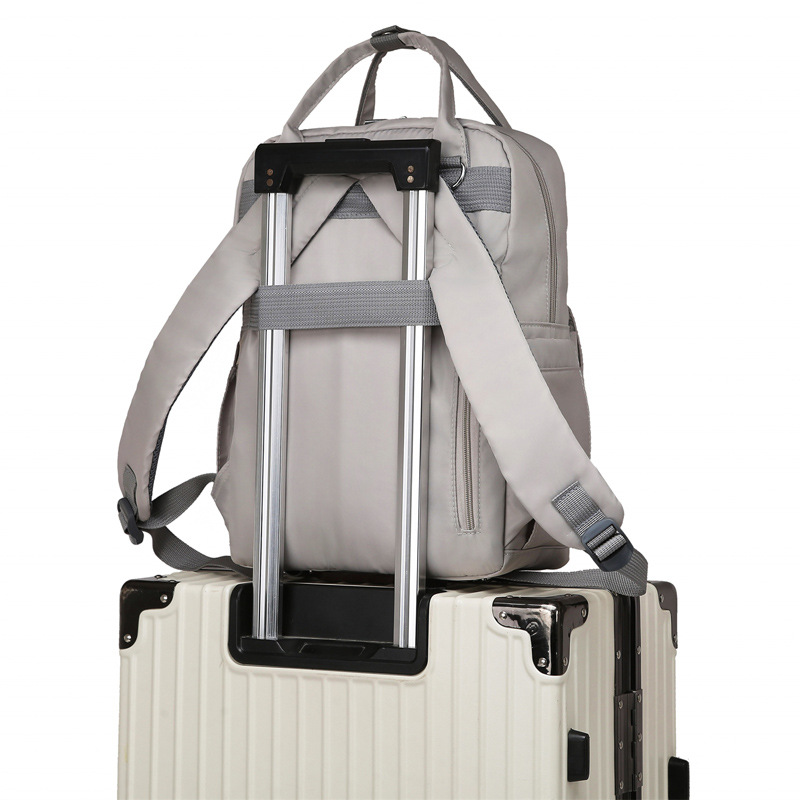 The new mommy bag is a large-capacity water-resistant Oxford cloth baby outings bag with a built-in bottle bag and diaper storage bag details Picture