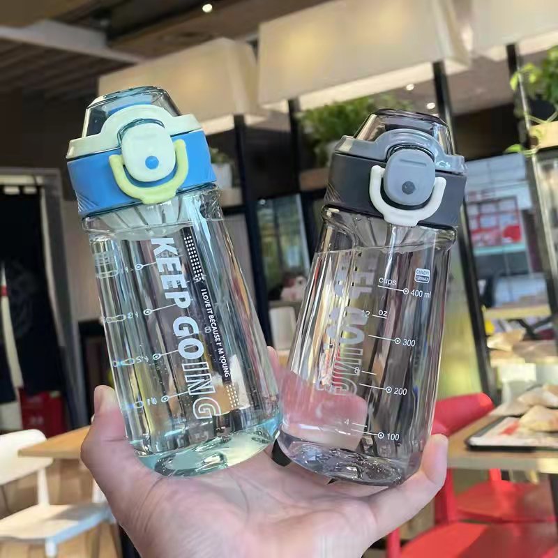 Xinbeidi Sports and Fitness large-capacity bouncing lid plastic straw cup, portable leak-proof and drop-proof for male and female students, summer hand-held water bottle with scale, 500ML Application Scenario