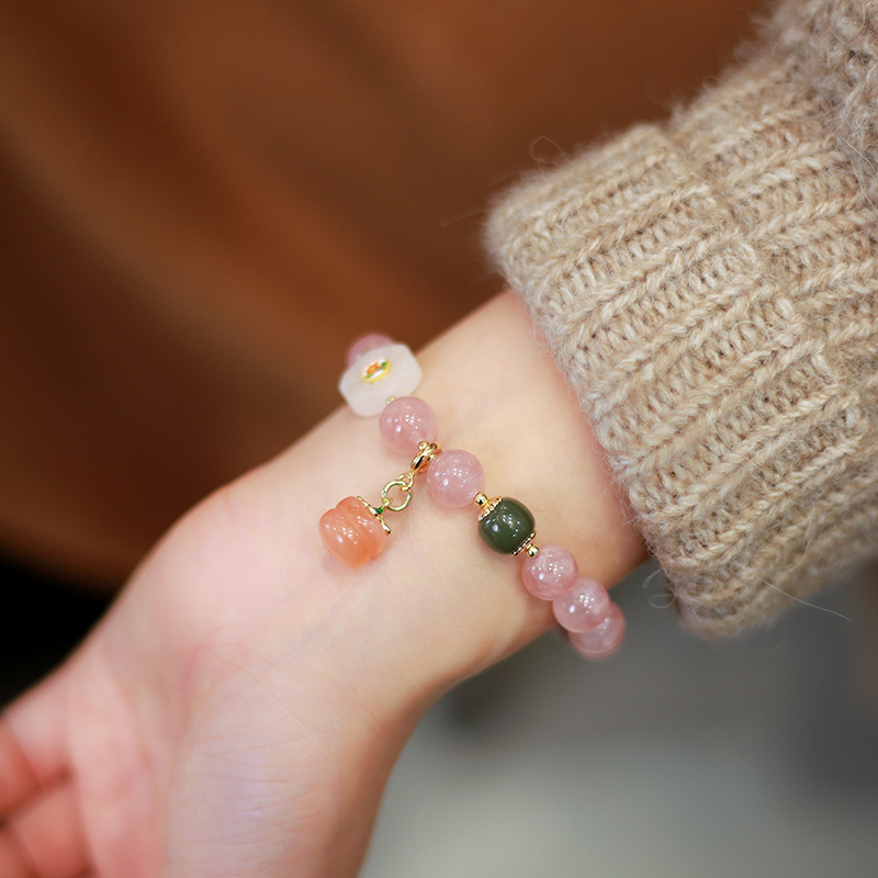 Madagascar rose quartz persimmon pendant bracelet and Tian Tian jade flower persimmon wishing you all the best bracelet for a girl to give to her best friend Application Scenario