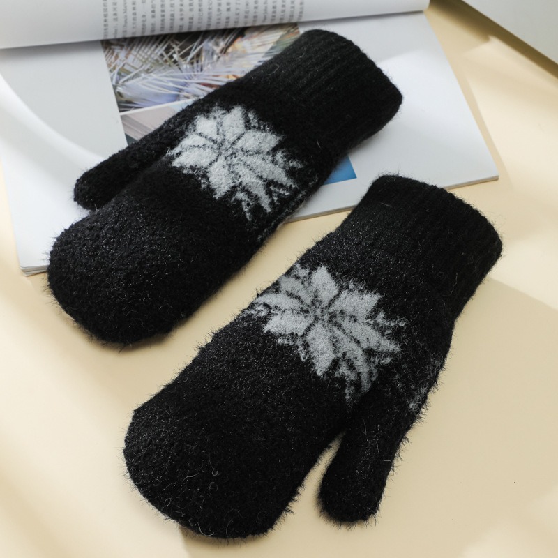 For autumn and winter, couples in both men and women are wearing thick and fluffy double-layer warm snowflake gloves and knitted woolen student cycling bags with full fingers Application Scenario