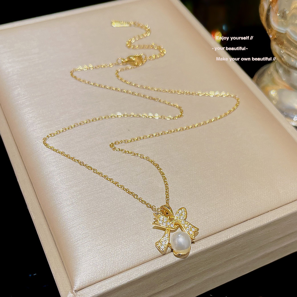 Temperament Bow Pearl Necklace Women All Match High-Grade Niche Design Network Red Accessories 2024 New Collarbone Chain Application Scenario