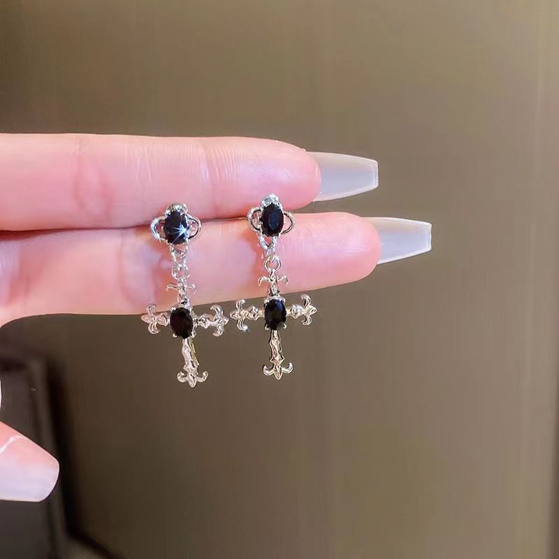 Dark serie ~ luz de lujo cruz estrella de montaña pendientes para mujeres de alta clase sentido nicho ins temperamento moda sentido de la oreja colgante orejas Application Scenario