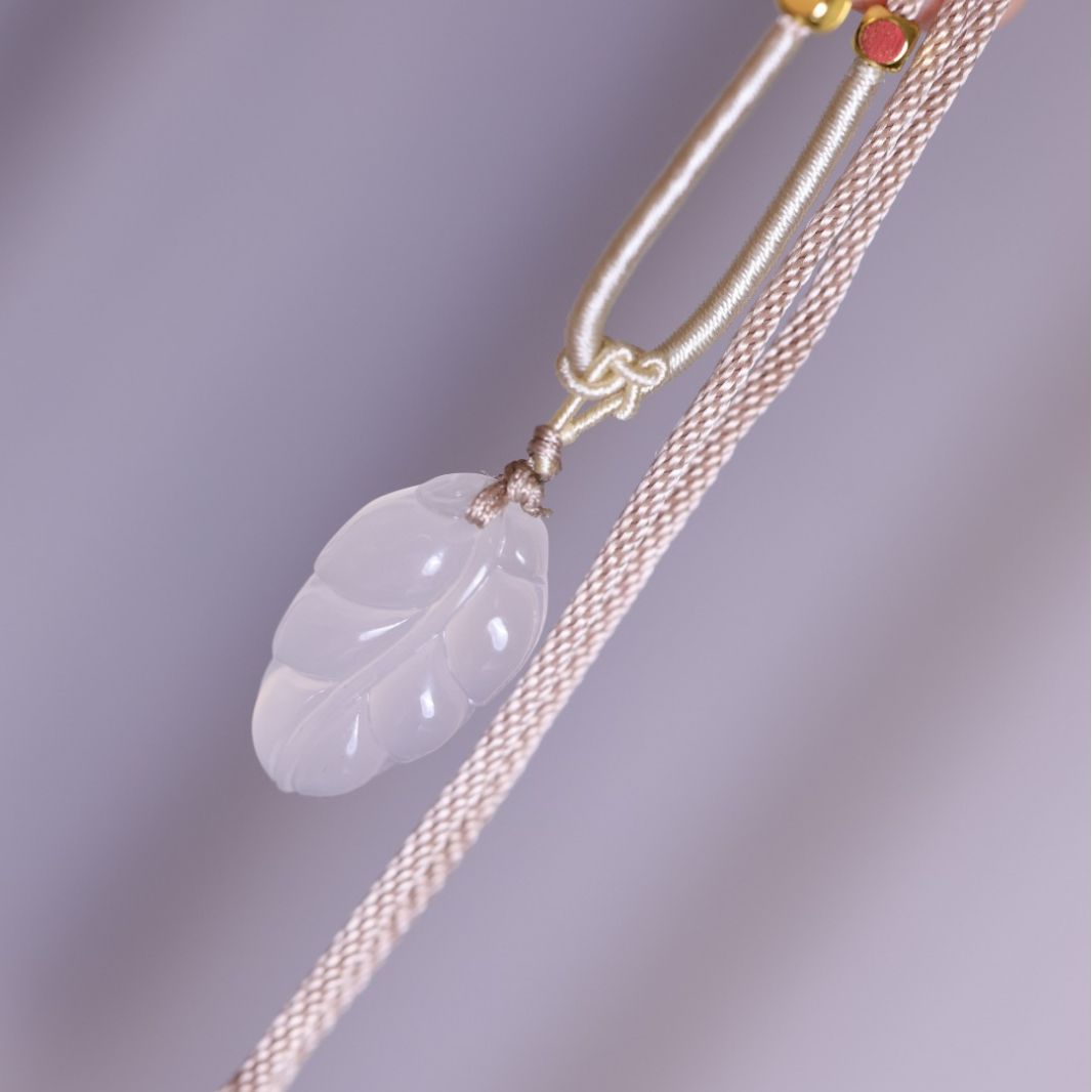Natural ice-white chalcedony agate leaf pendant for women, golden branch and jade leaf pendant, one leaf Famous necklace, new Chinese-style gift Item Picture