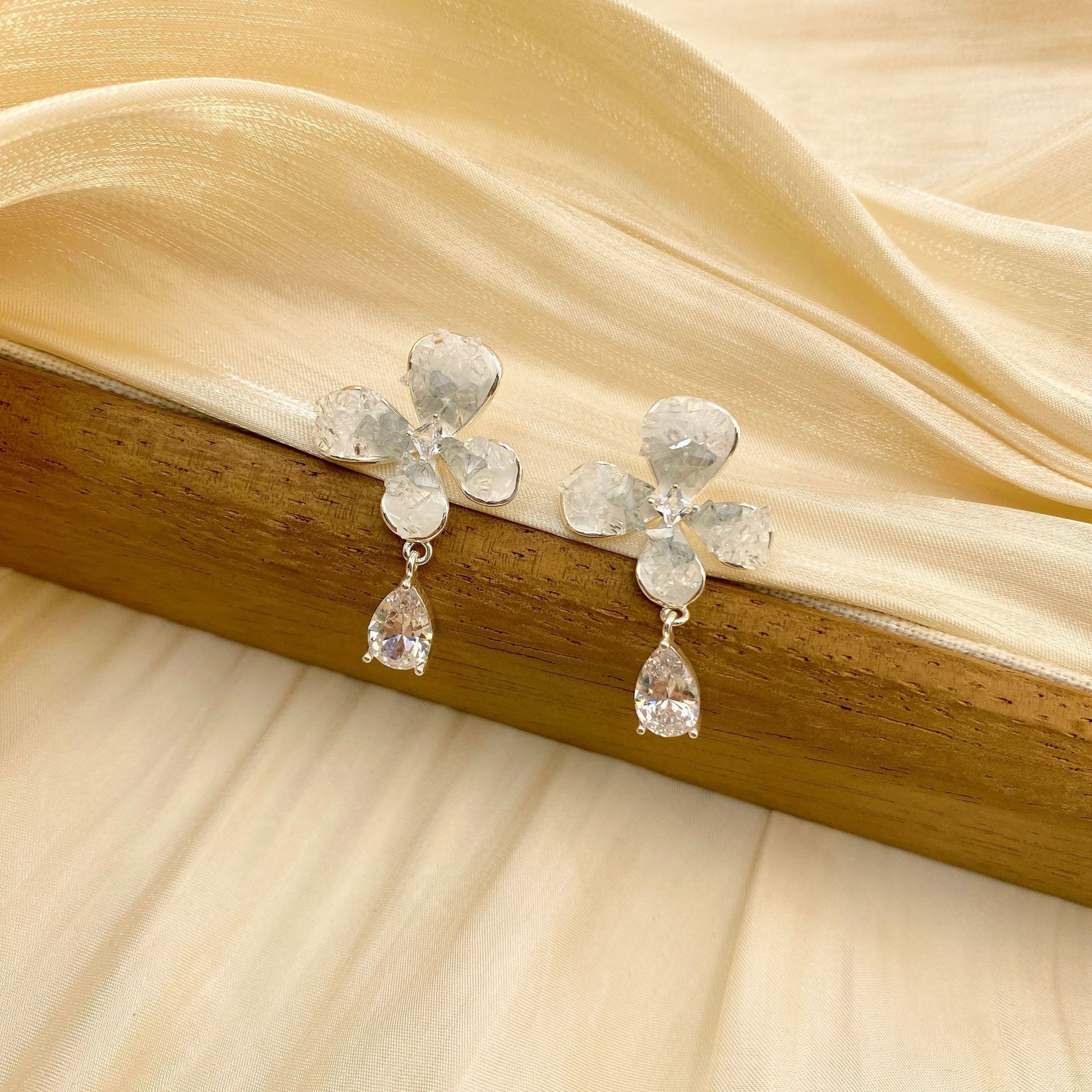 Gradient crystal flower earrings for women, new exquisite and versatile zircon earrings, Korean style Instagram sweet and fashionable earrings