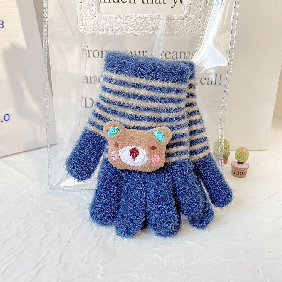 Cartoon cute children's gloves for winter warmth, suitable for boys and girls, infants and toddlers, and kindergartens. Five-finger stripes for children's cold protection Application Scenario