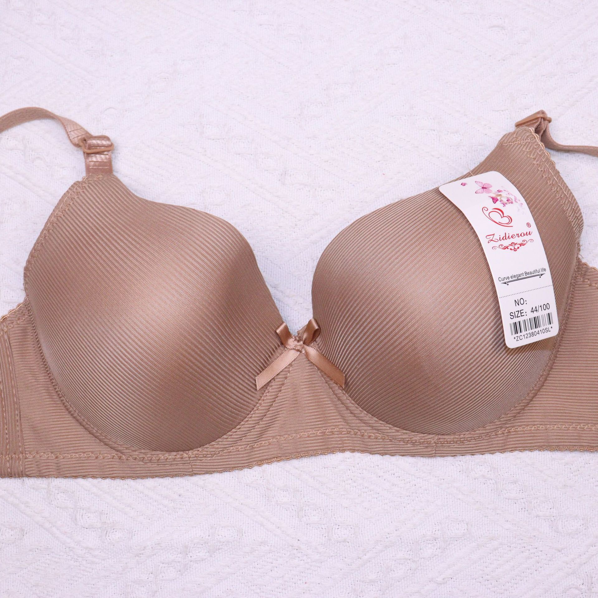 For foreign trade, there are thin, cross-border adjustable, comfortable and breathable C-cup 38-44 bra sets with full points of steel rims Application Scenario