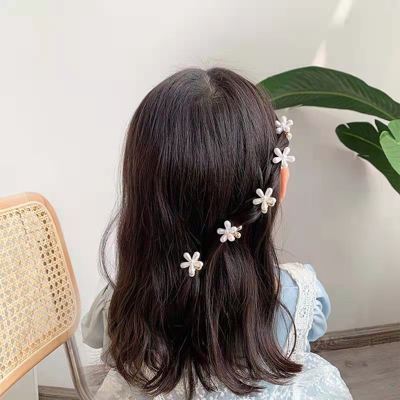 Children's small claw clips, small summer pearl flower hair clips, princess girls' hair clips, baby headwear, girls' hair accessories Application Scenario