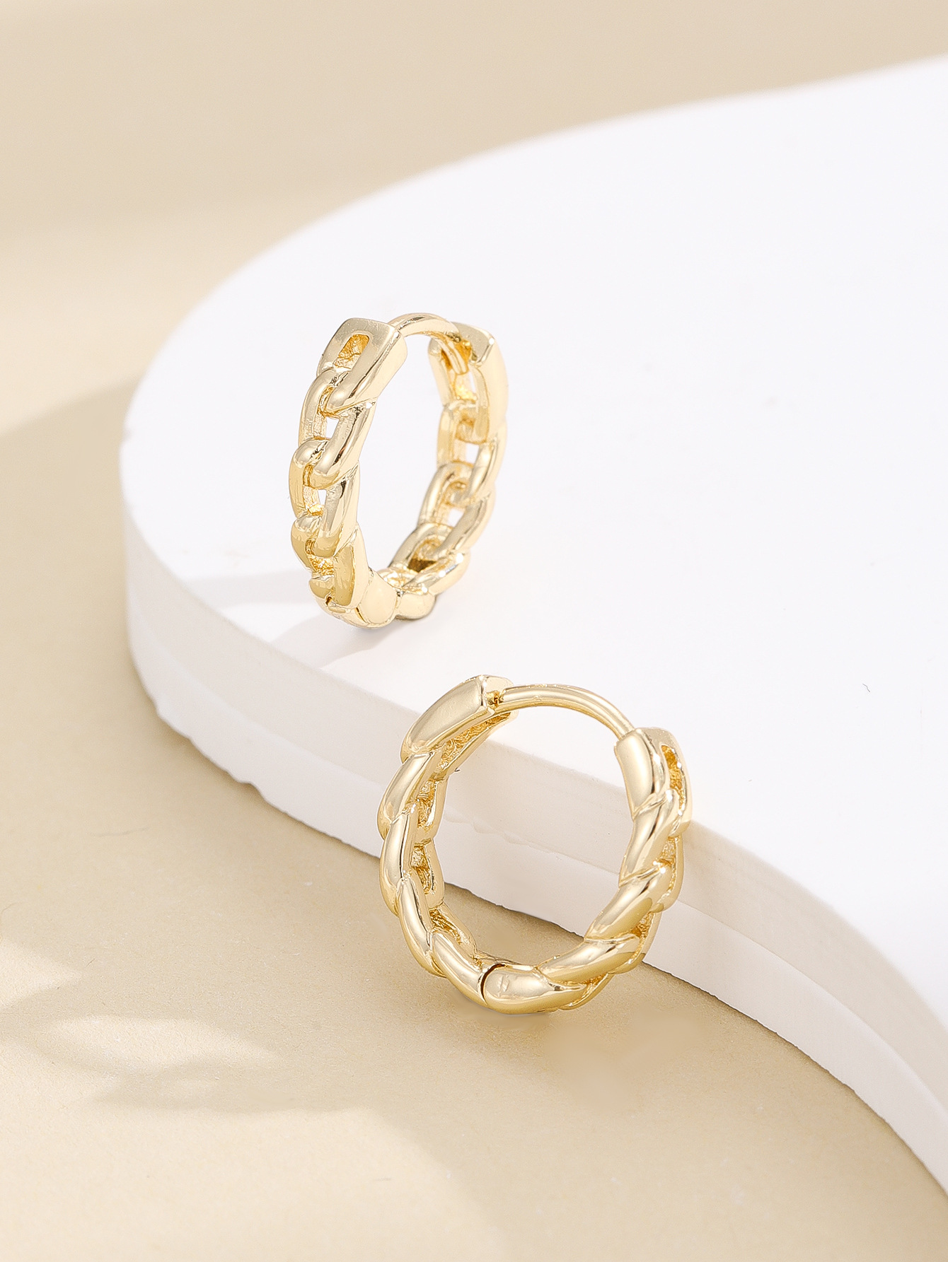 Personalized chain ear loops, simple Korean, European and American style, Hong Kong style, gold chain twist small ear loops, ear loops and earrings Item Picture